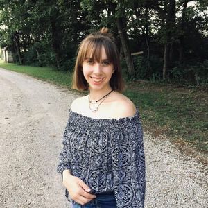 Meet your Posher, Alexis